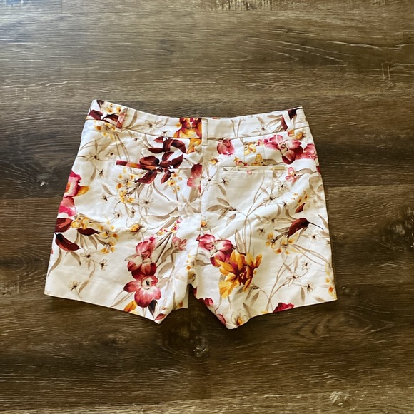 White House Black Market 5” Shorts - Picture 4 of 6